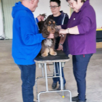 Duke beim Ausmessen und Chiplesen durch Carola und Marion